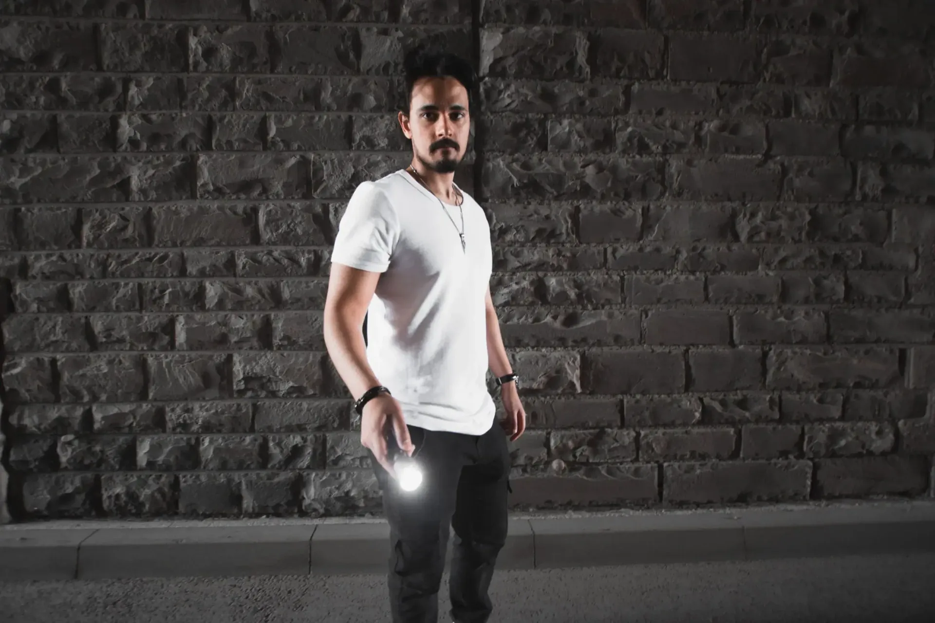 Modelfotografie Ledlenser – Produkt am Model für professionelle Werbekampagne