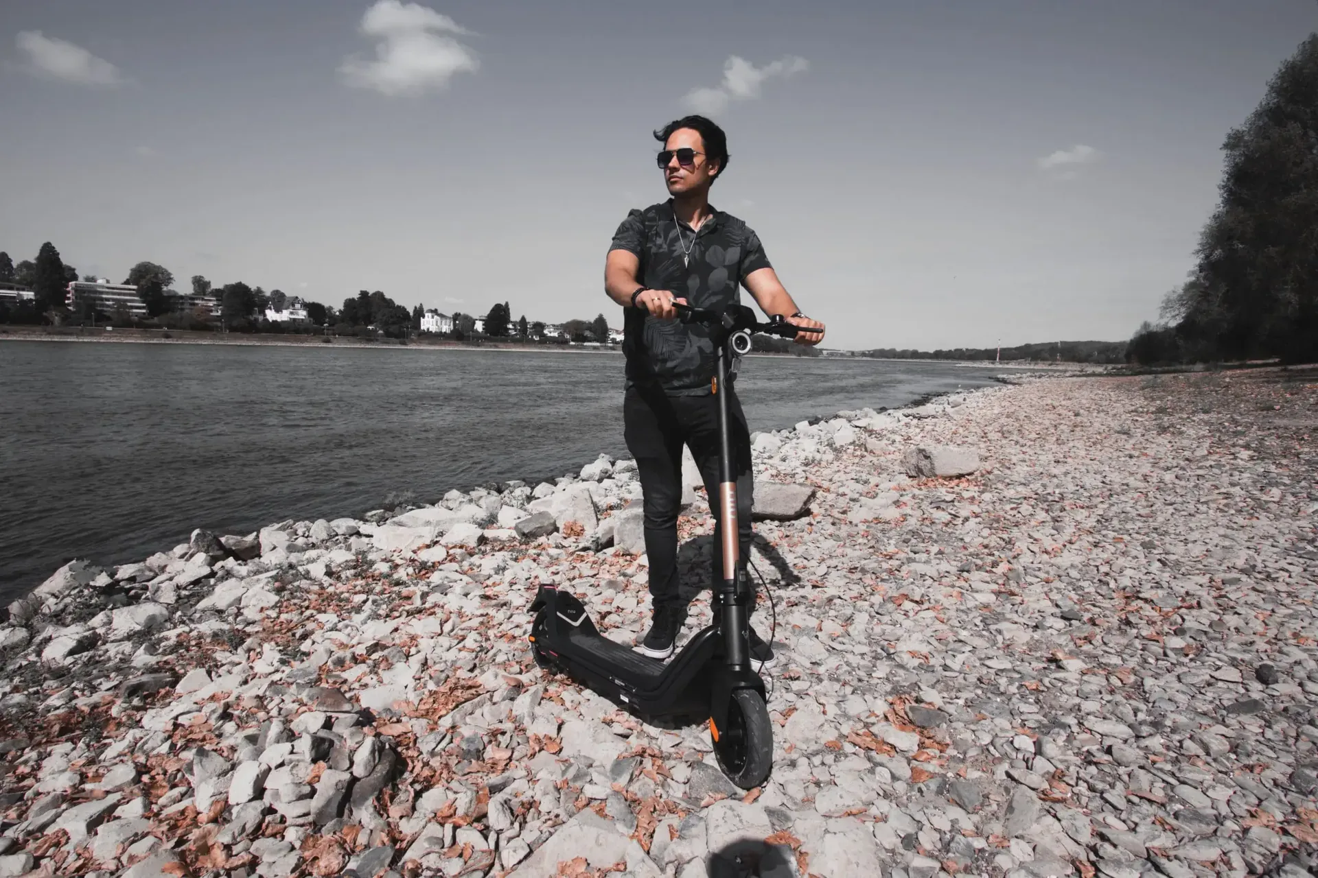 Professionelle Modelfotografie – Lifestyle-Aufnahme NIU E-Scooter am Model