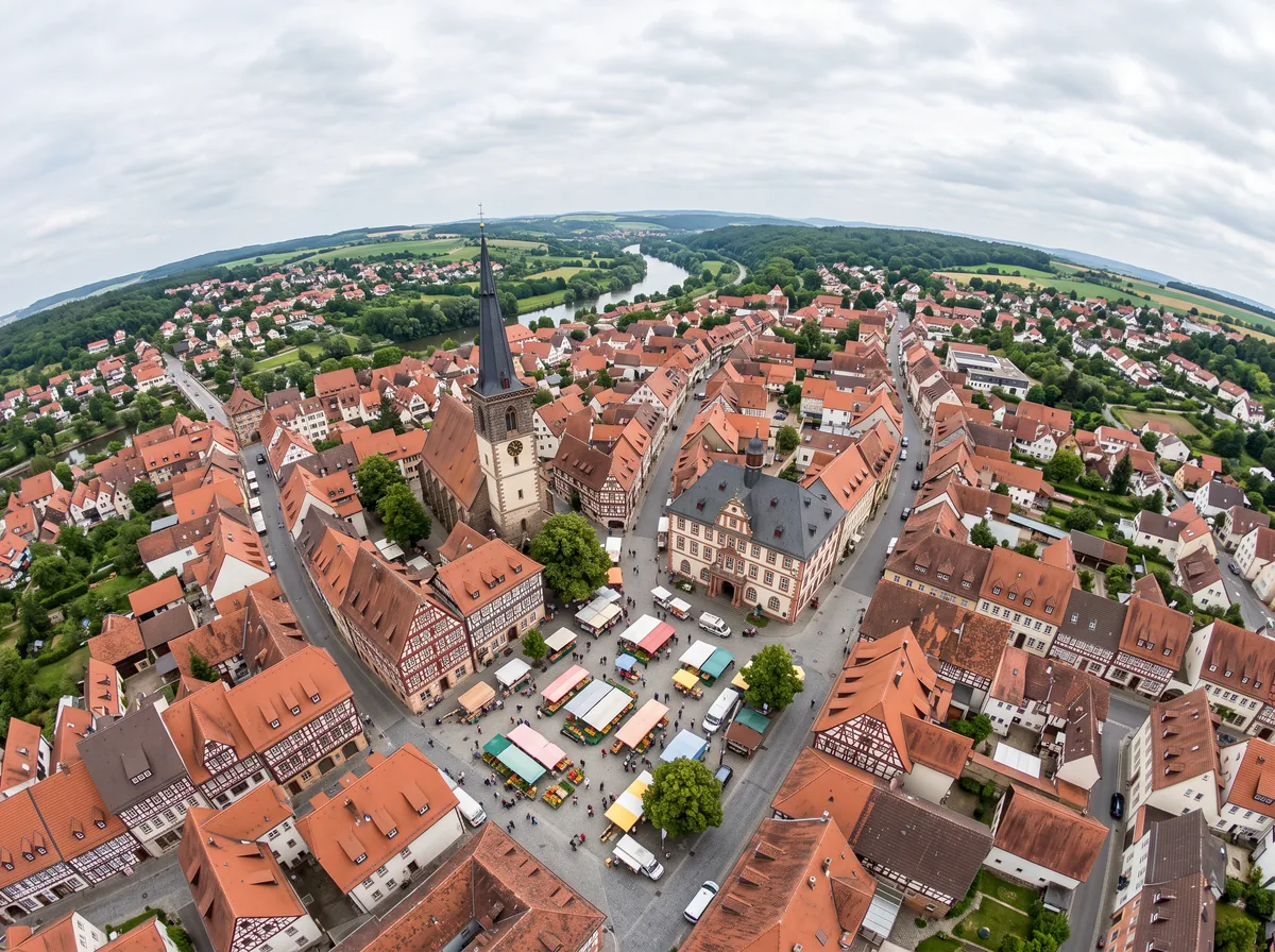 360-Grad-Sphäre über einer Altstadt: Fachwerkhäuser, Kirchturm und Marktstände, der Horizont krümmt sich rund um das Bild