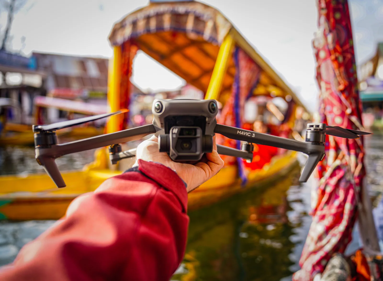 DJI Mavic 3 mit ausgeklappten Auslegern und Hasselblad-Kamera samt Telekamera am Gimbal