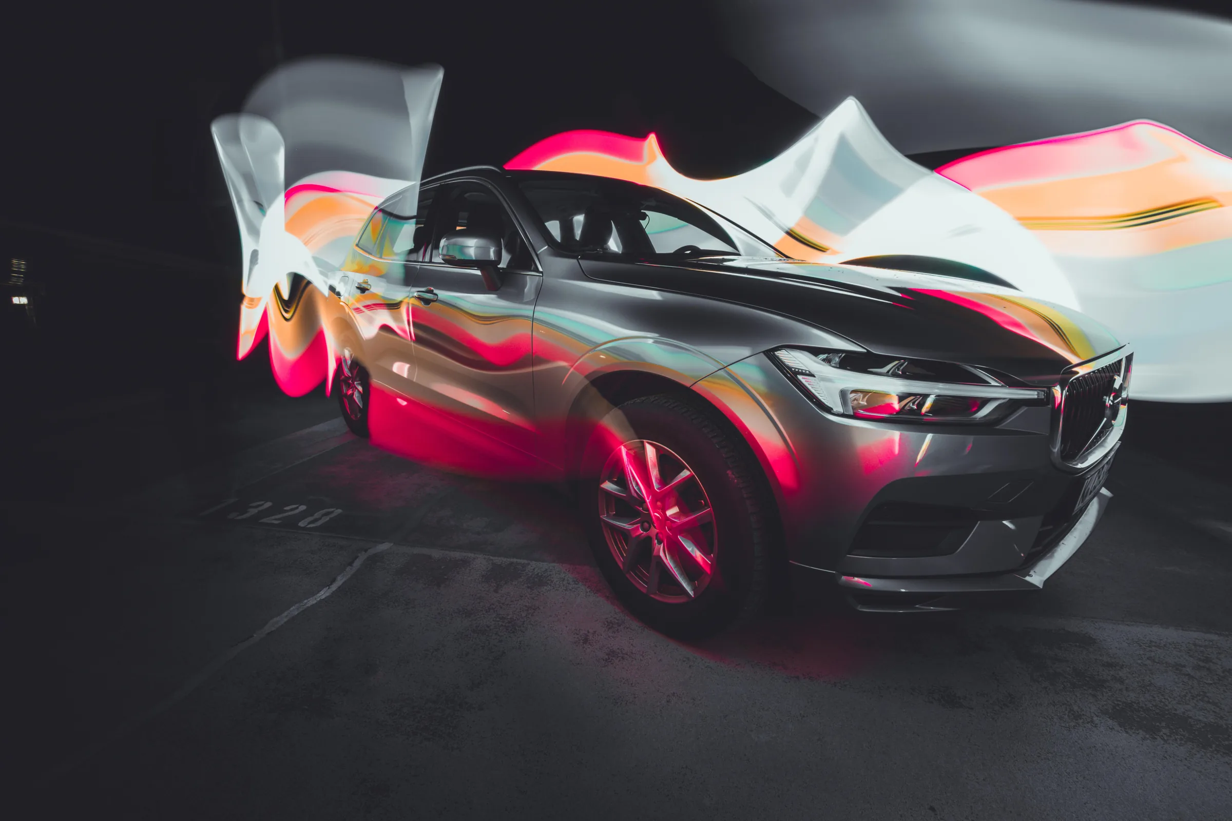 SUV im Studio, umspielt von farbigen Lightpainting-Spuren