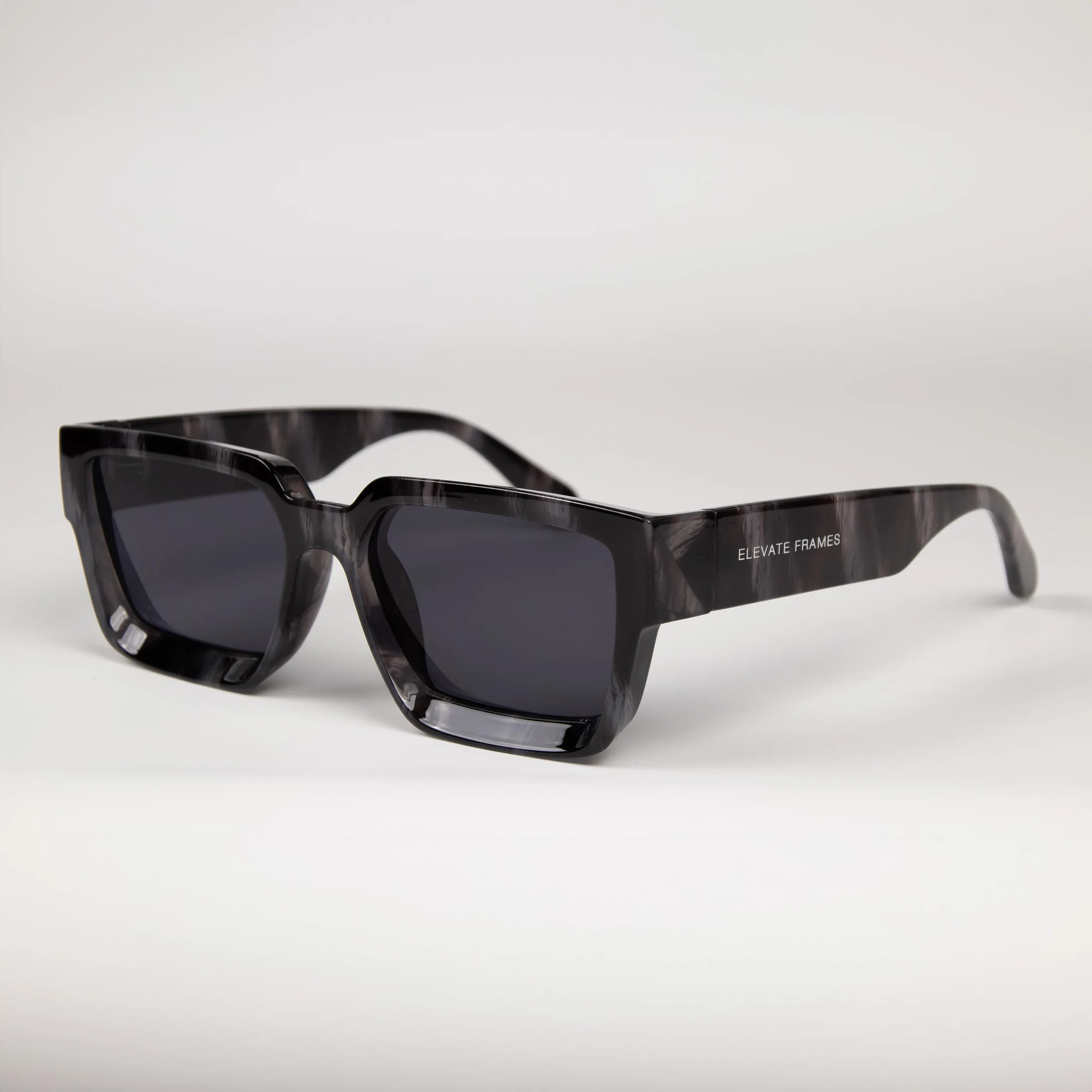 Freisteller: Sonnenbrille mit gemustertem Kunststoffrahmen auf weißem Grund