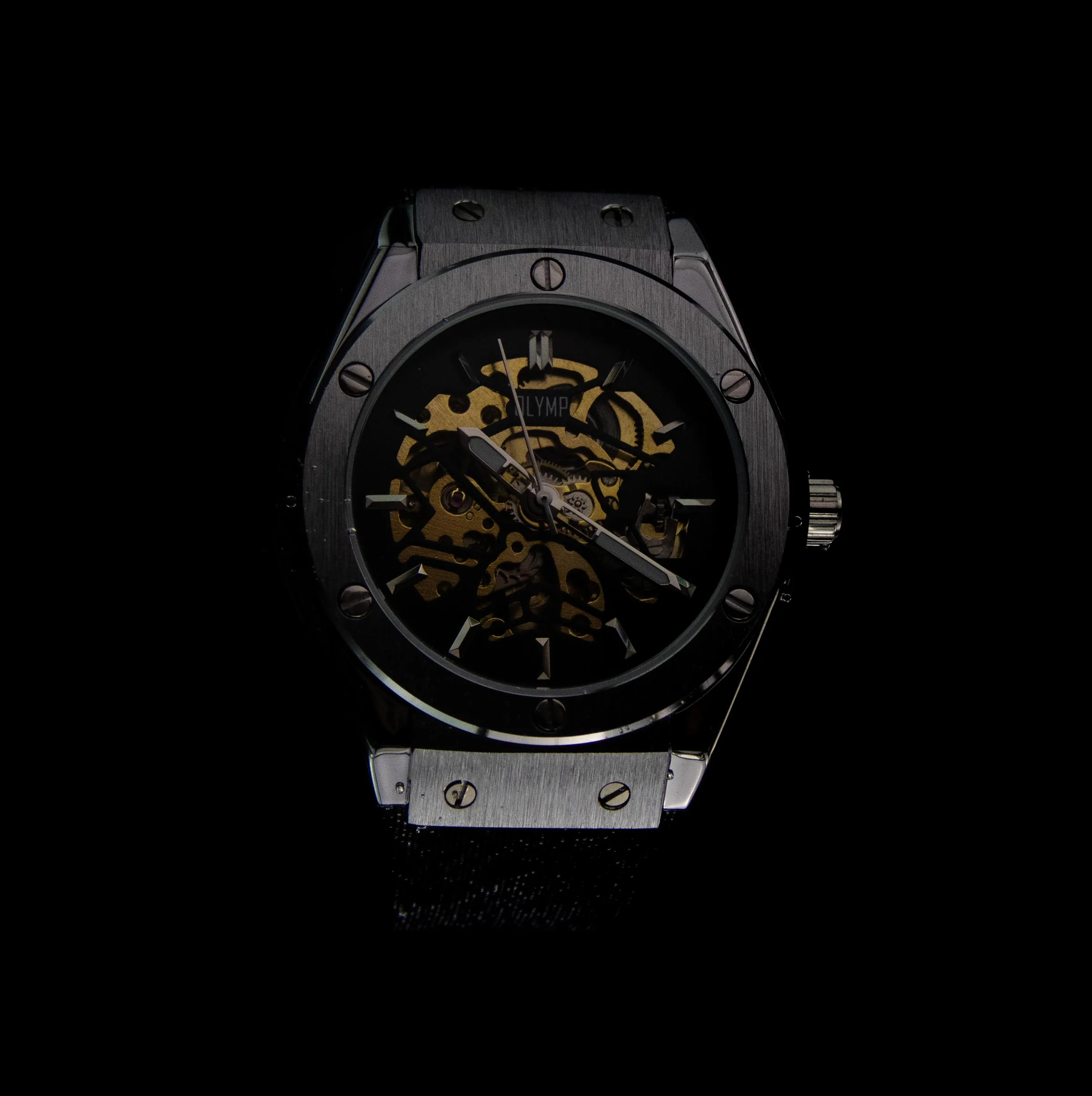 Makroaufnahme einer skelettierten Armbanduhr, das offene Uhrwerk zeichnet sich vor schwarzem Grund ab