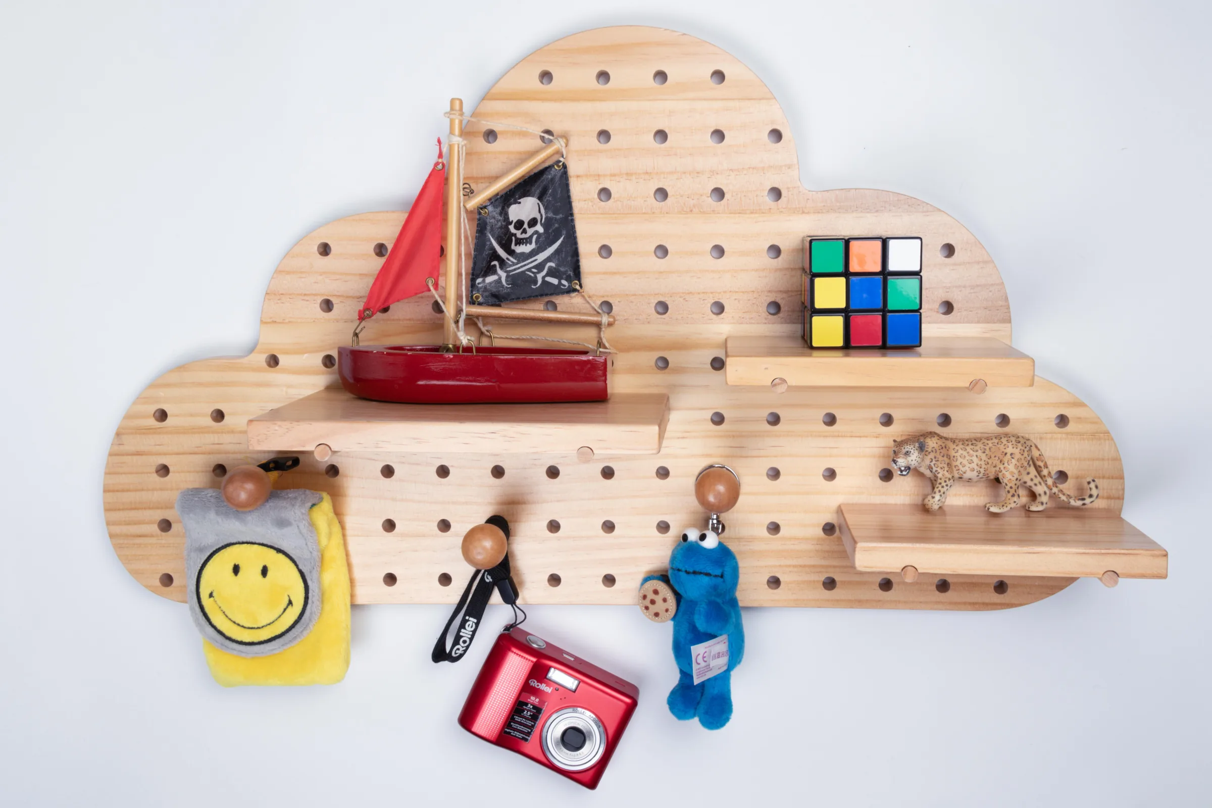 Wolkenförmiges Wandregal aus Holz, dekoriert mit Spielzeug