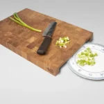 Schneidebrett Aus Holz Mit Messer Und Gehackten Frühlingszwiebeln Von Black Chili