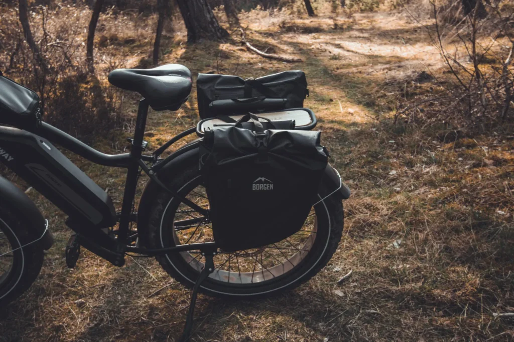 Fahrrad mit Borgen Fahrradtaschen im Wald auf einem unbefestigten Weg