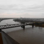 Fluss Mit Brücke Und Industrieanlagen In Duisburg