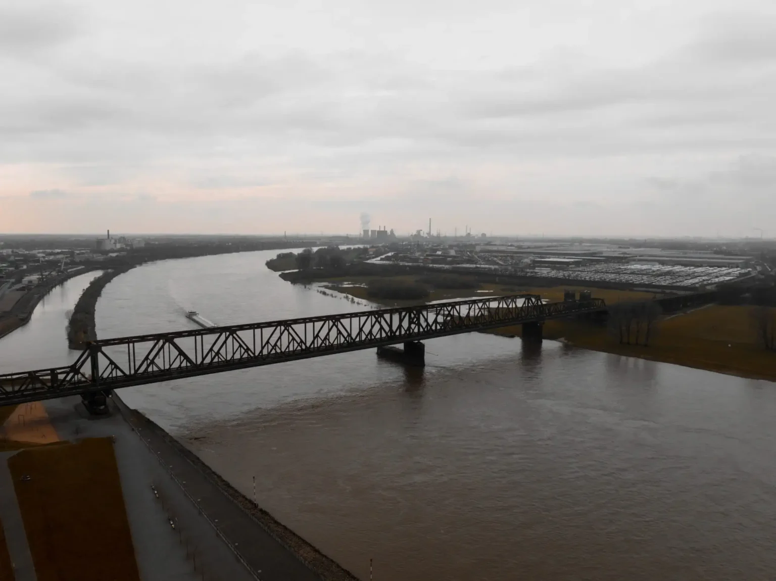 Fluss mit Brücke und Industrieanlagen in Duisburg