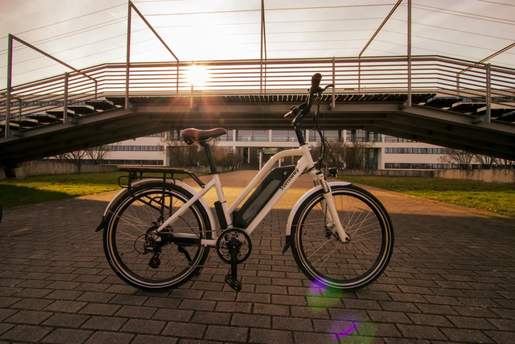 Himiway E-Bike Produktfotografie mit moderner Brückenarchitektur im Hintergrund