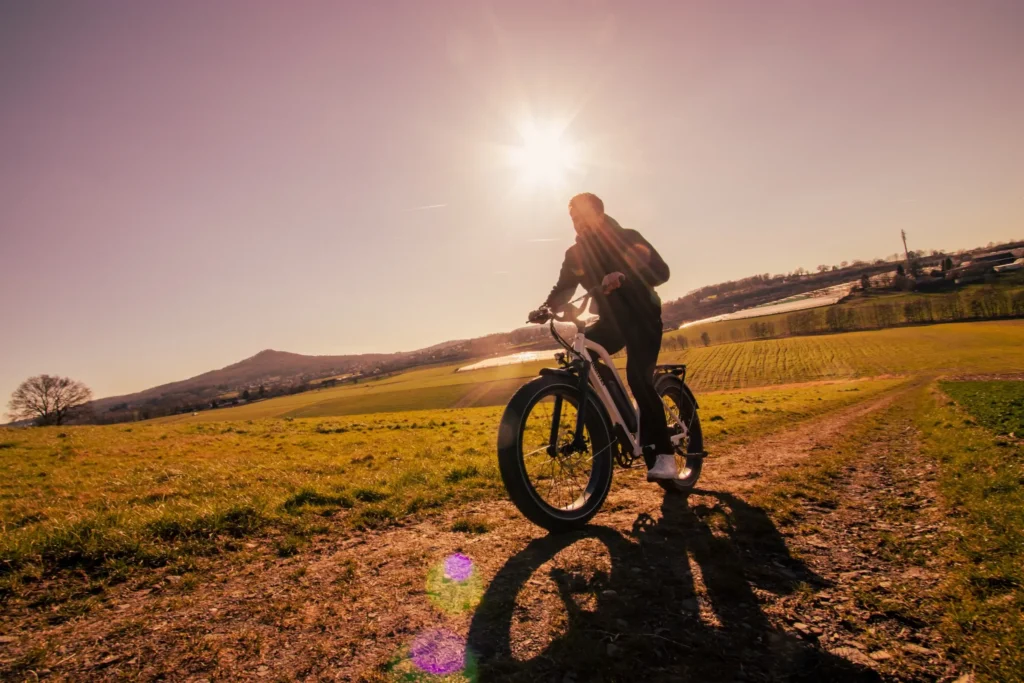 Himiway E-Bike bei Sonnenuntergang auf einem Feldweg