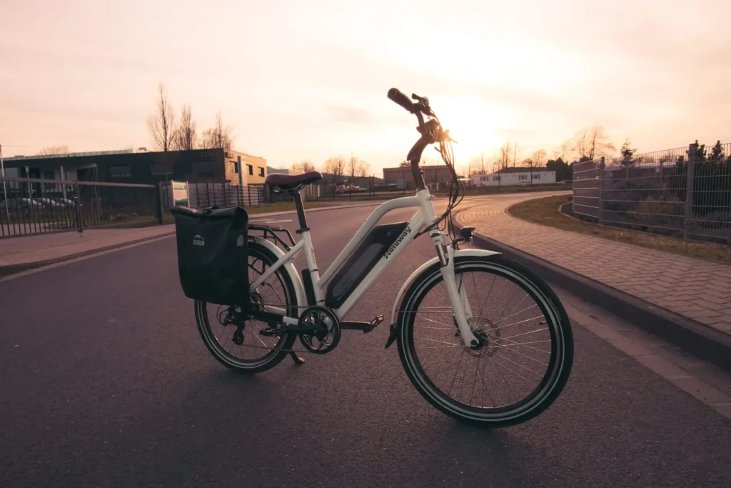 E-Bike Himiway auf einer ruhigen Straße bei Sonnenuntergang