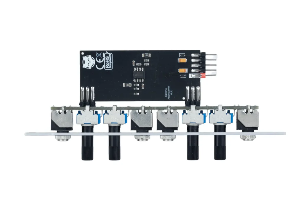 Elektronisches Modul mit Schaltkreisen und Anschlüssen, Produktfotografie für Elektronikkomponenten.