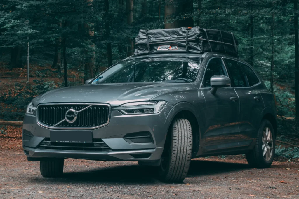 Volvo XC60 SUV im Wald mit Dachzelt - Produktfotografie