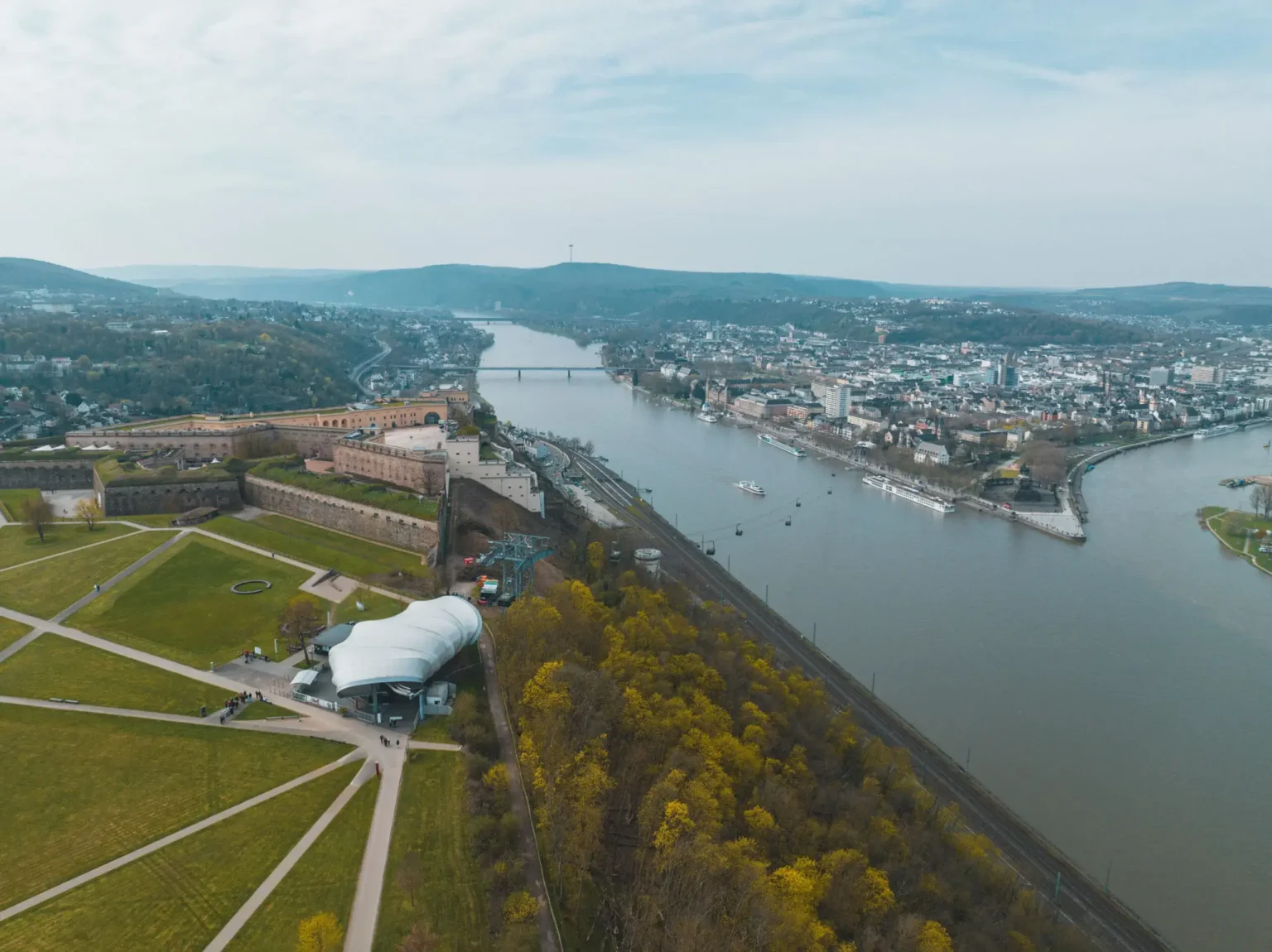 Luftaufnahme von Koblenz mit Blick auf Festung Ehrenbreitstein und das Deutsche Eck