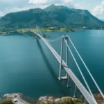 Luftaufnahme Einer Hängebrücke, Die Über Eine Meeresbucht In Norwegen Führt