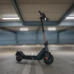 Elektroroller Niu In Einer Tiefgarage Geparkt
