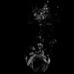 Luxusarmbanduhr, Die Ins Wasser Eintaucht, In Schwarz-Weiß, Produktfotografie Auf Schwarzem Hintergrund.