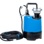 Blaue Tauchpumpe Mit Stromkabel Für Wassersysteme – Produktfotografie Für Digitale Medien