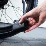Person Befestigt Ein Rockbros Fahrradschloss Am Hinterrad Eines Fahrrads