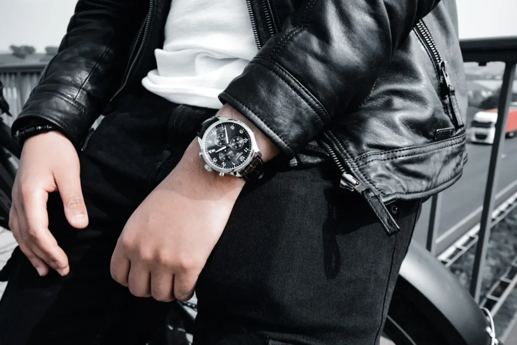 Produktfotografie von einer Tissot Chronograph Uhr am Handgelenk eines Mannes in einer Lederjacke.