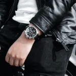 Produktfotografie Von Einer Tissot Chronograph Uhr Am Handgelenk Eines Mannes In Einer Lederjacke.