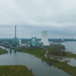 Industrieanlage Walsum Mit Großem Kühlturm Und Flusslandschaft Im Vordergrund