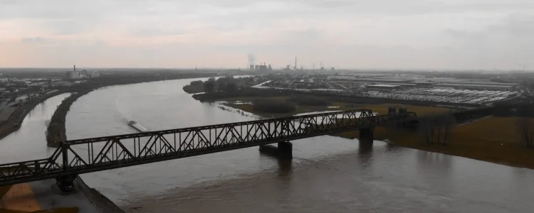 Fluss Mit Brücke Und Industrieanlagen In Duisburg