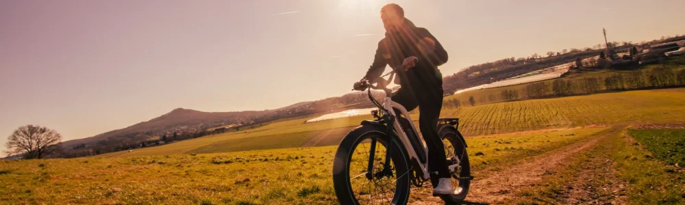 Himiway E-Bike Bei Sonnenuntergang Auf Einem Feldweg